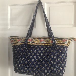 Vera Bradley retired print zippered bag.